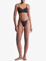 Sostén negro ligeramente forrado de Calvin Klein, con escote en V, tirantes ajustables con logo impreso y diseño sin aros.