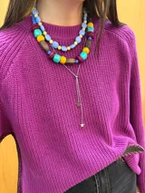 Collar corto con cuentas de madera, acrílico y cristales en tonos turquesa, amarillo, marrón y fucsia.