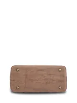 Cartera Hush Puppies modelo V26Lf Durham Bag de color marrón, confeccionada en material sintético con efecto desgastado. Cuenta con doble asa superior, cierre principal superior con deslizadores dobles y un bolsillo frontal con solapa y cierre magnético con el logotipo de la marca grabado en letras doradas. Incluye herrajes metálicos en tono bronce y un dije colgante lateral con la estampa de la marca.