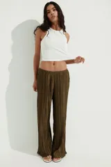 Pantalón de corte wide leg con textura arrugada, cintura elástica y bolsillos laterales.