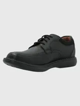 Zapato de vestir para hombre con cordones, confeccionado en cuero vacuno con textura granulada. Presenta punta redonda, suela de goma EVA flexible y diseño ergonómico para mayor confort.