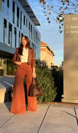 Pantalón marrón de corte palazzo, con bolsillos cargo laterales y cintura alta.