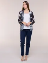 Cardigan abierto con blusa interior blanca, confeccionado en tejido de tul semitransparente con estampado animal print en tonos marrón y blanco, mangas 3/4 y escote redondo con detalles metálicos.