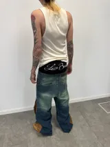 Boxer de algodón color negro, con diseño unisex. Presenta una grifa con el logo de la marca en la parte frontal y una estampa serigráfica en color blanco en la parte trasera.
