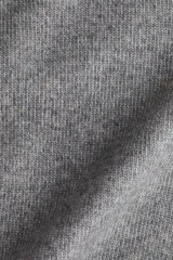 Buzo de punto de manga corta con cuello redondo y ajuste entallado. Presenta terminaciones acanaladas en cuello, puños y ruedo.