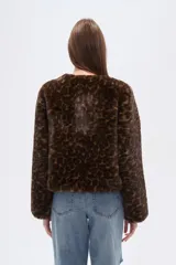 Chaqueta corta de piel sintética con estampado animal (leopardo/jaguar) en tonos marrones y negros. Tiene cuello redondo y corte holgado.