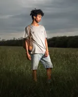 Remera oversize color beige con estampado en la espalda.