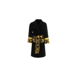 Bata Versace color negro con patrón de logotipos en relieve y detalles estampados en tono dorado con diseño barroco en los puños y el cinturón.