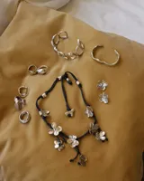 Anillo dorado con diseño irregular que simula un pétalo.