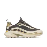 Championes de senderismo Merrell modelo Moab Speed 2 Sport, con diseño técnico en tonos tierra, gris y beige. Presentan una estructura robusta con suela Vibram para mayor tracción, tecnología FlexPlate para estabilidad y entresuela de espuma FloatPro para amortiguación.