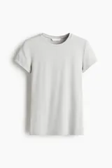 Remera de microfibra con corte entallado, cuello redondo con ribete fino y mangas cortas.