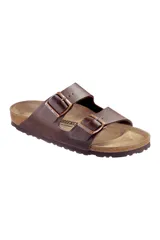 Sandalias Birkenstock Arizona, color marrón, con dos correas ajustables con hebillas metálicas.