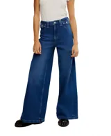 Jeans de mezclilla azul oscuro, estilo palazzo o pierna ancha, con tiro alto y bolsillos delanteros pequeños con solapa.