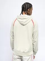 Canguro de felpa con capucha y cordones ajustables, presenta detalles de ribetes en contraste sobre los hombros y logo de la marca bordado en el pecho.