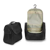 Neceser de viaje color negro con diseño estructurado, cuenta con gancho superior para colgar, múltiples compartimentos internos de malla y cierre principal.