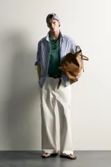 Camisa relaxed fit confeccionada en tejido de algodón, con diseño de rayas verticales en tonos azul y blanco, cuello con botones y manga larga.