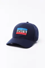 Gorra Levi's de color azul marino, con visera curva y parche frontal bordado con el logo de la marca en bloques de color celeste, blanco y rojo.