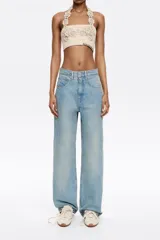 Pantalón vaquero celeste de corte wide leg, tiro bajo, con cierre frontal con botón denim y cinco bolsillos.