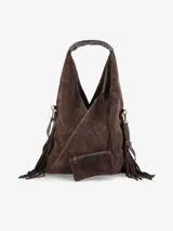 Cartera tipo hobo de gamuza color marrón, con diseño de silueta relajada y flecos laterales. Incluye un asa superior integrada, correa desmontable y un pequeño monedero frontal con cierre.