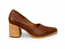 Zapatos de tacón de cuero color suela, con punta fina y taco ancho efecto madera.