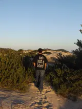 Remera negra de algodón con estampado en la espalda con la frase "not just a brand" en tipografía gótica.