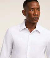 Camisa de microfibra de manga larga color negro, de calce regular, con cuello camisero y cierre frontal con botones. Incorpora tecnología Easy Care para un secado rápido y menor formación de arrugas.