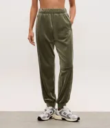 Pantalón tipo jogger de plush, con cintura elástica, bolsillos laterales y puños ajustados en los tobillos.