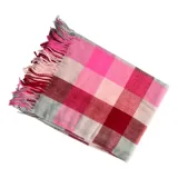 Bufanda rectangular de tejido afelpado con diseño de cuadros en tonos rosado, gris y beige. Presenta terminaciones con flecos en los extremos.