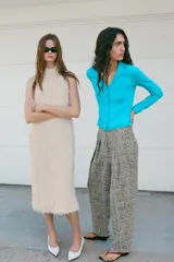 Pantalón de tiro medio confeccionado en tejido texturizado con trama multicolor, bolsillos laterales ocultos y pinzas en el delantero.