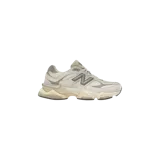 Championes New Balance modelo 9060 en color blanco y gris, con diseño chunky y suela esculpida.