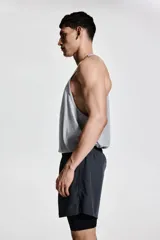 Short deportivo gris con calza interior negra, corte estándar, con cintura elástica y cordón ajustable.