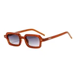 Lentes de sol con armazón rectangular de plástico reciclado en tono verde oliva traslúcido y cristales degradé de violeta a transparente.