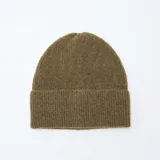 Gorro tipo beanie de punto acanalado en color verde militar, con borde doblado.