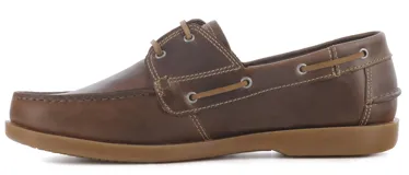 Zapato náutico de hombre en cuero color marrón capuchino, con costuras reforzadas en el empeine, cordones claros y suela de goma al tono.