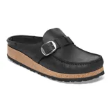 Zueco Birkenstock modelo Buckley, color negro, con diseño tipo mocasín, tira ajustable con hebilla metálica grande en el empeine, suela de corcho y base de goma negra con textura.