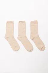 Pack de tres pares de medias de media caña en color beige, confeccionadas en tejido suave y elástico.