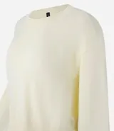 Suéter negro de punto leve, corte boxy, cuello redondo y mangas largas con puños y bajo acanalados.