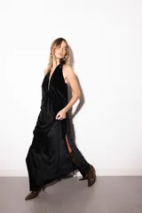 Vestido largo bordó con escote halter pronunciado, detalle de nudo en el centro y tajo lateral en la falda.
