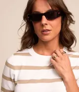 Blusa de punto ligero con diseño de rayas horizontales, cuello redondo y mangas cortas. Confeccionada en una mezcla de viscosa y poliamida, presenta un ajuste al cuerpo.