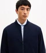 Campera tipo bomber color beige, con cierre frontal de cremallera, cuello estilo béisbol, puños y ruedo acanalados. Cuenta con bolsillos laterales con cierre y tecnología repelente al agua.