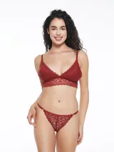 Bralette de encaje color bordó con diseño triangular, breteles regulables y terminaciones festoneadas. Incluye bombacha tipo colaless a juego con el mismo encaje.