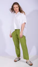 Pantalón verde oliva de corte recto, con cintura ajustable con cordón y detalle de costuras verticales en la parte delantera.