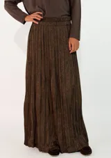 Pollera larga de corte amplio con diseño plisado y estampado abstracto en tonos beige y gris. Presenta cintura elástica para un ajuste cómodo.