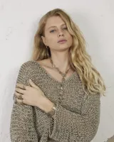 Brazalete rígido de diseño orgánico con textura irregular y acabado artesanal. Pieza abierta ajustable, disponible en bronce o alpaca maciza.