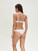 Soutien con aro color gris claro con textura y detalles de encaje.