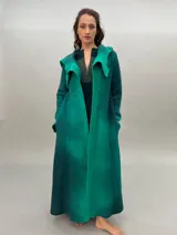 Tapado largo color verde esmeralda de lana merino, con capucha y puños calados.