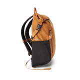 Mochila Roark modelo Passenger 27L 2.0, color naranja con detalles en negro. Cuenta con cierre superior enrollable, bolsillo frontal con cierre vertical, bolsillos laterales de malla y logo de la marca estampado en el frente.