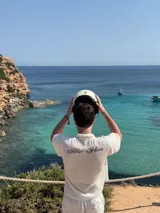 Camisa de waffle color crema con cuello polo, mangas cortas y bordado marrón en la espalda.