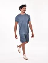 Remera deportiva de manga corta, color gris claro con sutil textura de rayas horizontales. Presenta cuello redondo y costuras reforzadas en los hombros.