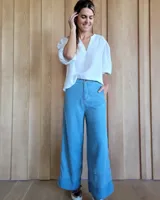 Pantalón de jean celeste de corte palazzo con ruedo ancho.